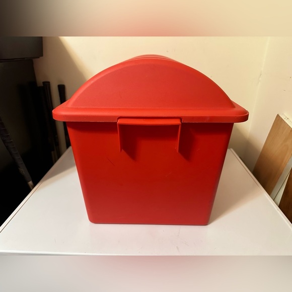 Vintage Rubbermaid Treasure Chest With Lid Storage Bin Tote Red Pirate - Picture 6 of 8
